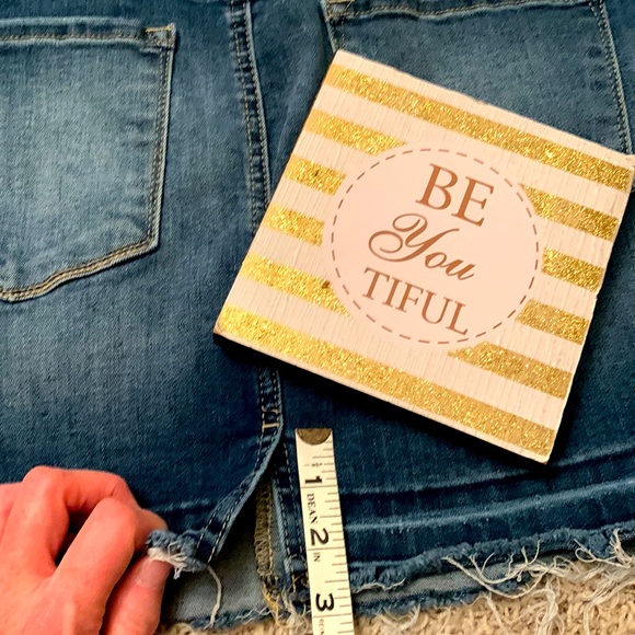 💕KanCan Frayed Denim Mini SKIRT Raw Hem; Women’s Size 30 Waist (13) - Picture 11 of 11